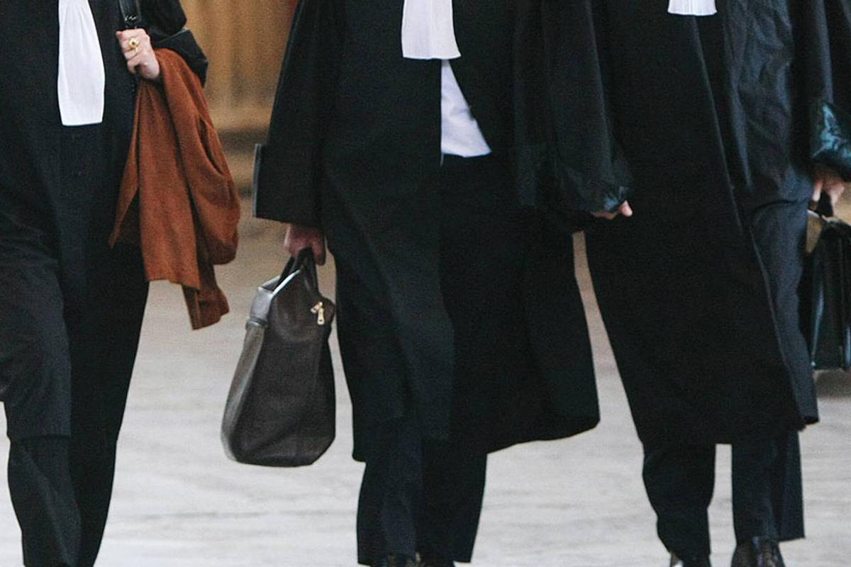 https://www.lanouvellerepublique.fr/poitiers/arrive-menotte-au-tribunal-de-poitiers-un-prevenu-soulage-de-supporter-un-controle-judiciaire